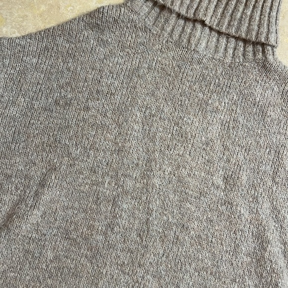 💕Cute Turtleneck Sweater 💕 - Picture 4 of 6